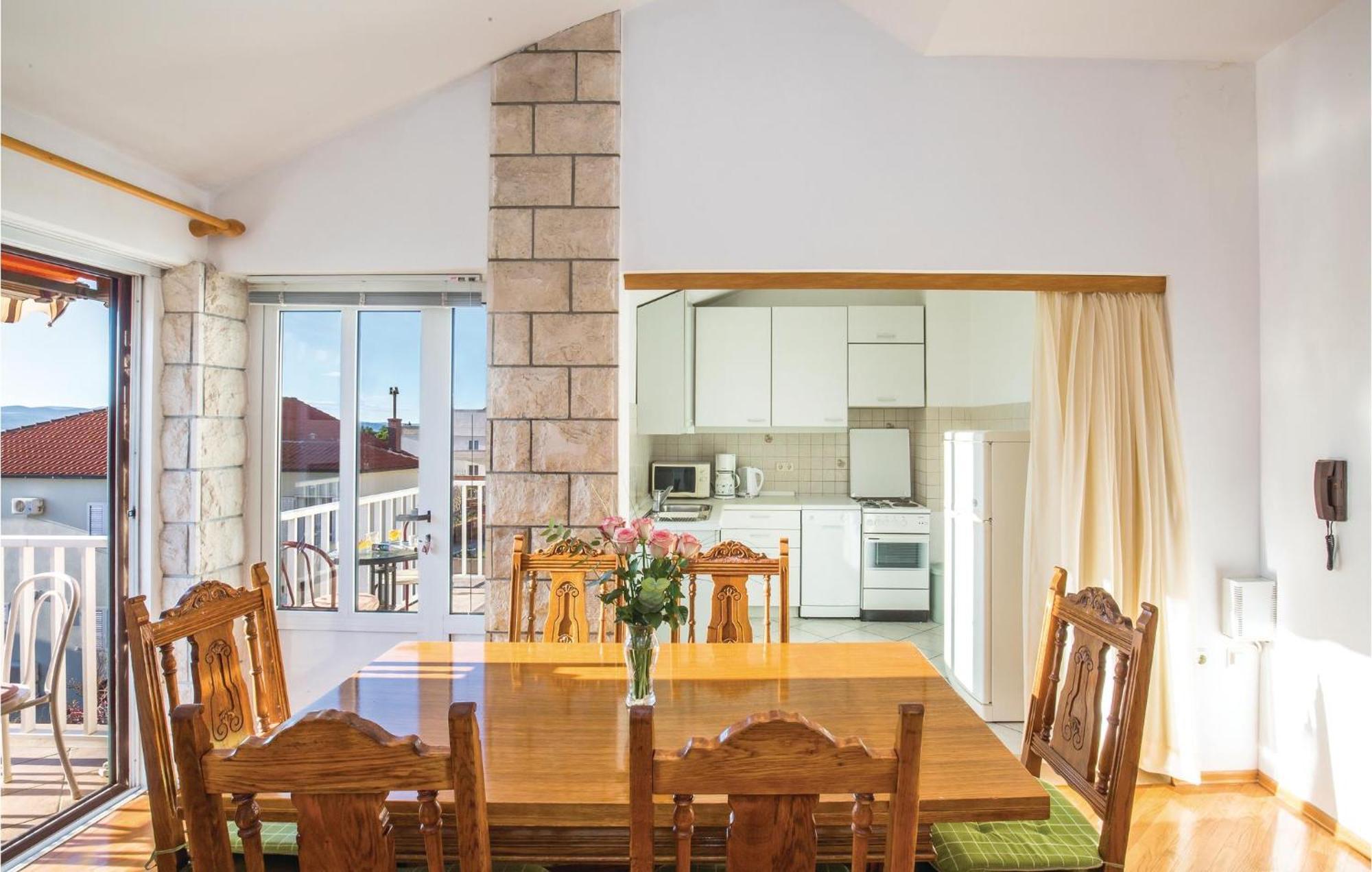 3 Bedroom Amazing Apartment In Макарська Екстер'єр фото