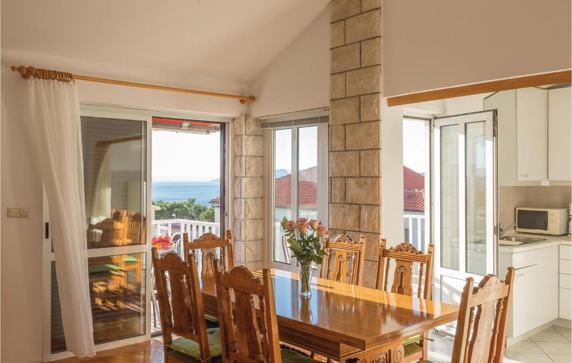 3 Bedroom Amazing Apartment In Макарська Екстер'єр фото